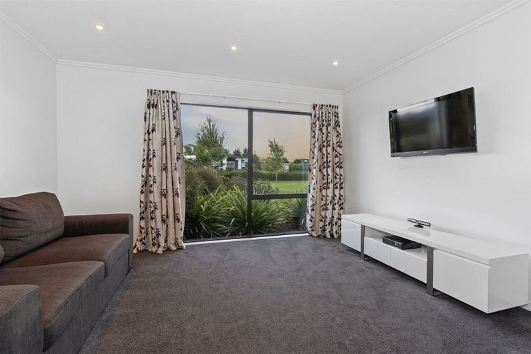 Photo of property in 14 Oakgrove Drive, Rangiora, 7400