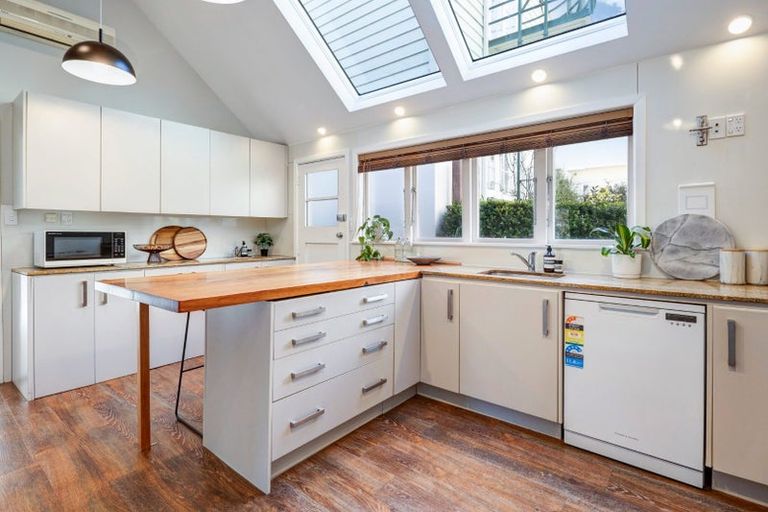 Photo of property in 15 Selwyn Terrace, Thorndon, Wellington, 6011