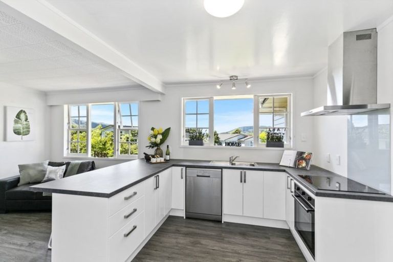 Photo of property in 25 Oriel Avenue, Tawa, Wellington, 5028