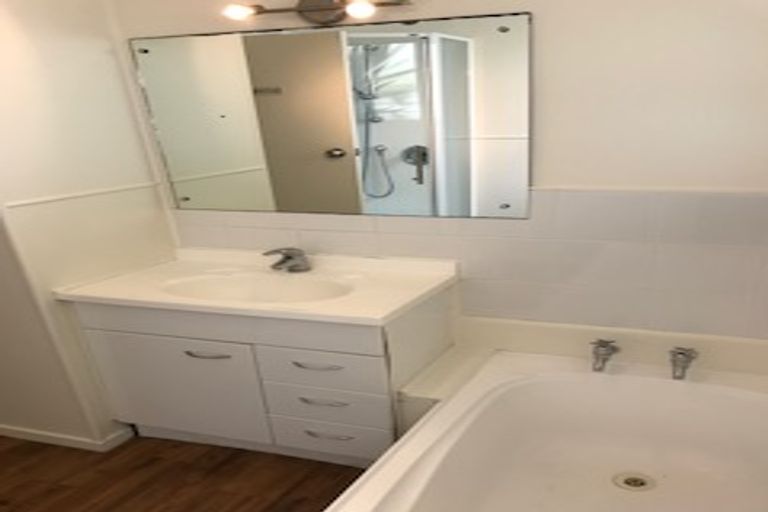 Photo of property in 14 Hyperion Drive, Randwick Park, Auckland, 2105