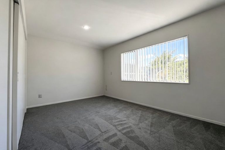 Photo of property in 16 Lakeridge Close, Northcross, Auckland, 0632