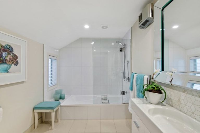 Photo of property in 2/24 Thornycroft Street, Fendalton, Christchurch, 8052