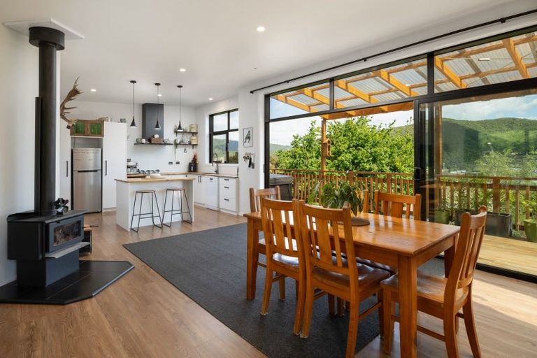 Photo of property in 30 Waimarama Street, Waikawa, Picton, 7220