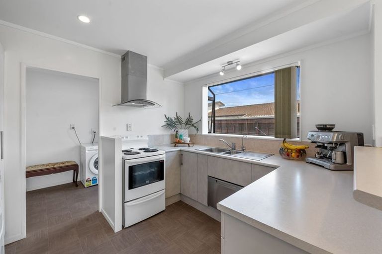 Photo of property in 37 Gosford Drive, Botany Downs, Auckland, 2010