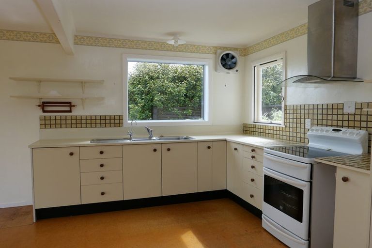 Photo of property in 16 Kotare Street, Waikanae, 5036