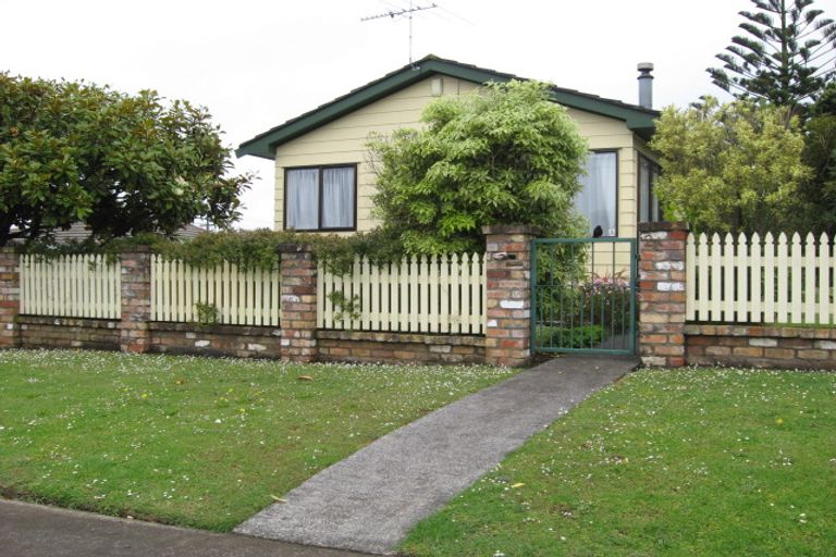 Photo of property in 2/2 Ridgemount Rise, Mangere Bridge, Auckland, 2022