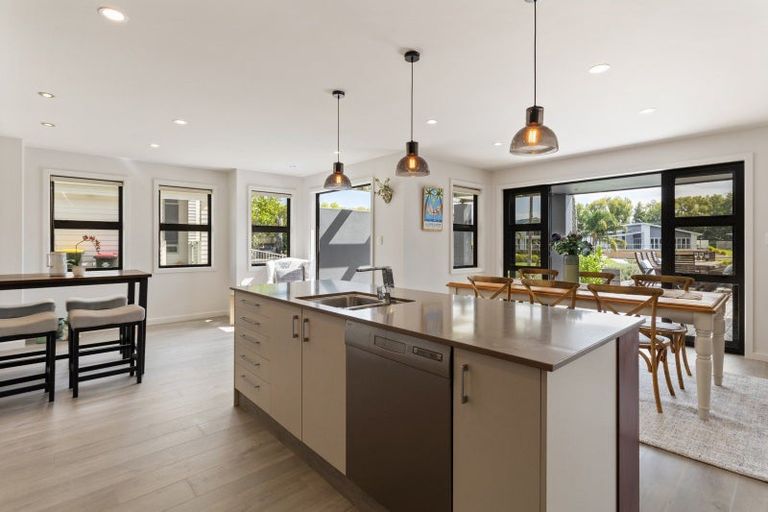 Photo of property in 10 Hei Esplanade, Whitianga, 3510