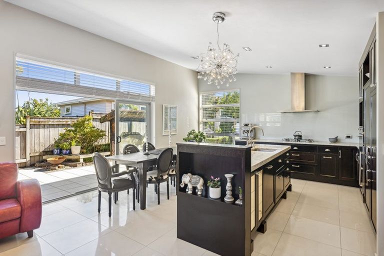 Photo of property in 11 Metzenthin Close, Raumati South, Paraparaumu, 5032