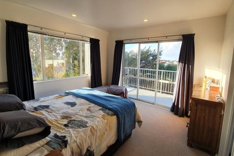 Photo of property in 21 Springwater Vale, Unsworth Heights, Auckland, 0632
