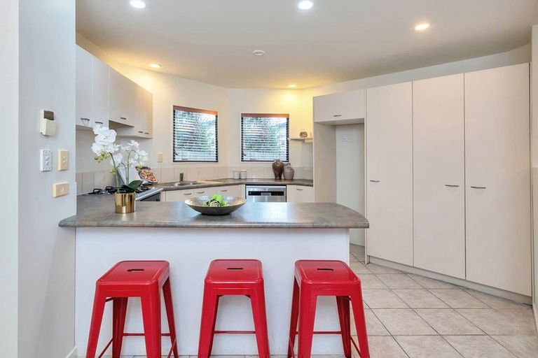 Photo of property in 2/12 Philip Place, Hillcrest, Auckland, 0627