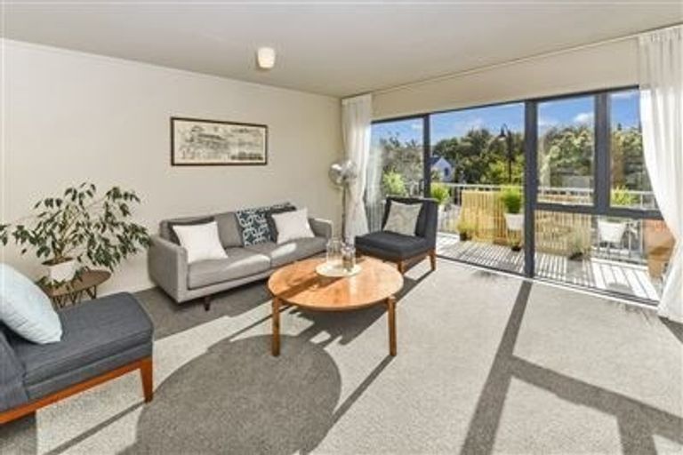 Photo of property in 2/1 John Jennings Drive, Oteha, Auckland, 0632