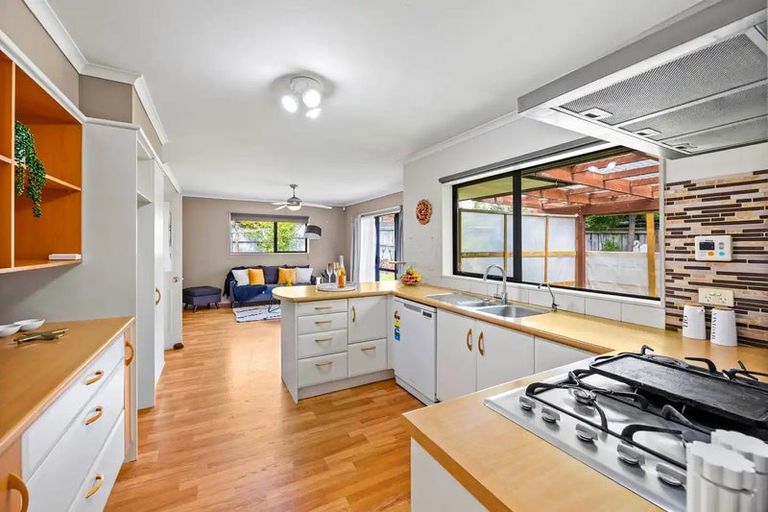 Photo of property in 19 Reybert Place, Massey, Auckland, 0614