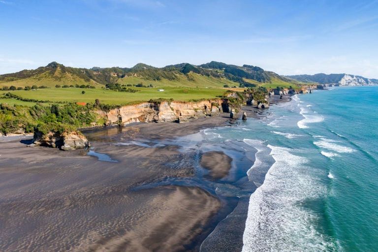 Photo of property in 2 Hills Road, Tongaporutu, Urenui, 4378