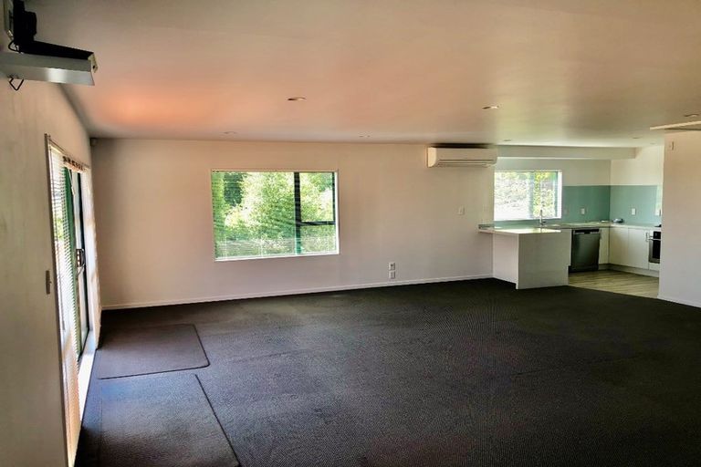 Photo of property in 2/7 Carl Place, Unsworth Heights, Auckland, 0632