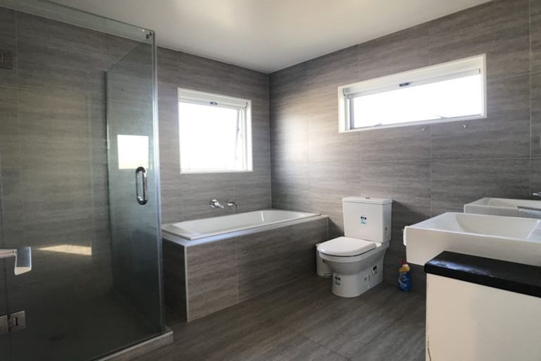 Photo of property in 103 Medallion Drive, Oteha, Auckland, 0632