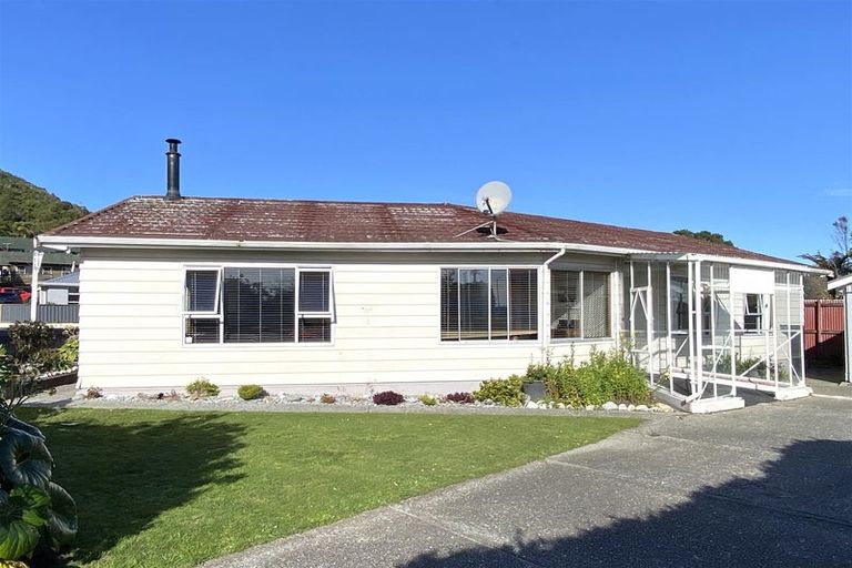 Photo of property in 2 Hewlett Road, Karoro, Greymouth, 7805