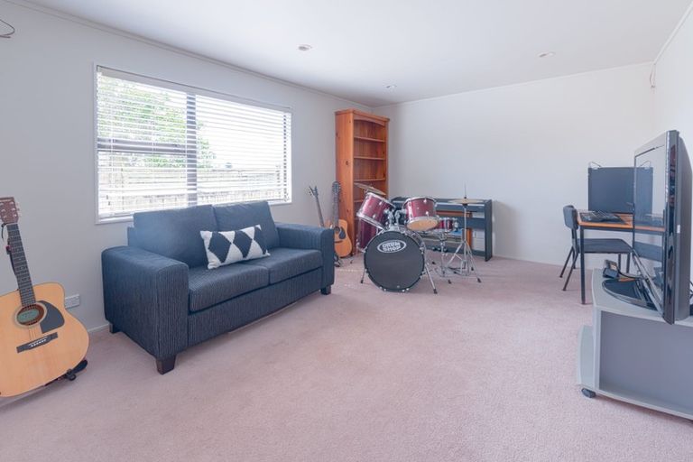 Photo of property in 2/310 Wairau Road, Glenfield, Auckland, 0629