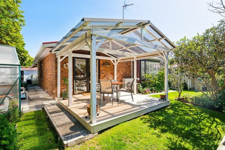 Photo of property in 31 Walton Avenue, Waikanae, 5036