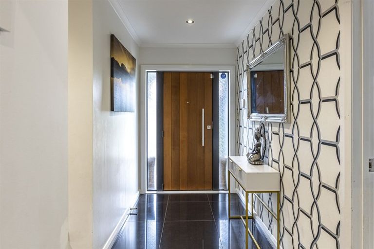 Photo of property in 5 D'urville Place, Kelvin Grove, Palmerston North, 4414