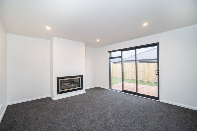Photo of property in 77 Johnstone Drive, Fitzherbert, Palmerston North, 4410