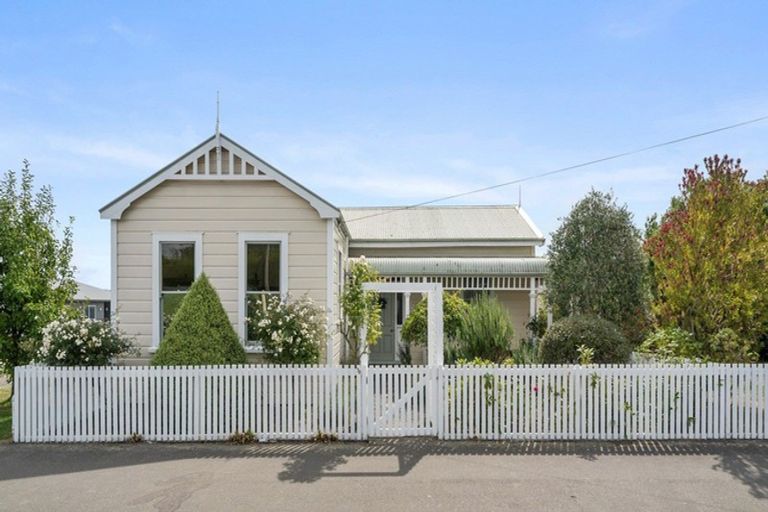 Photo of property in 70 Jellicoe Street, Martinborough, 5711
