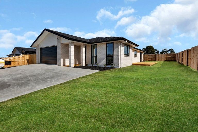 Photo of property in 55 Te Taniwha Road, One Tree Point, 0118