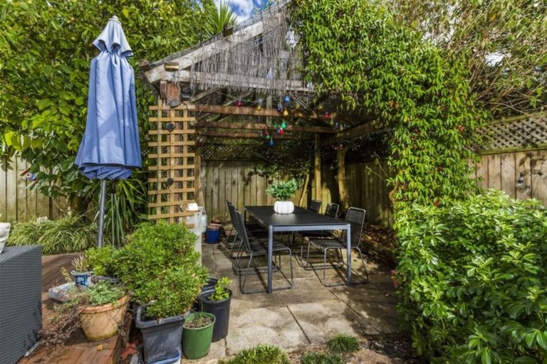 Photo of property in 9a Hanlon Crescent, Narrow Neck, Auckland, 0624