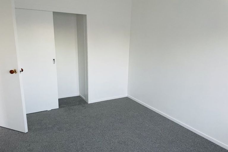 Photo of property in 1/122 Archers Road, Glenfield, Auckland, 0629