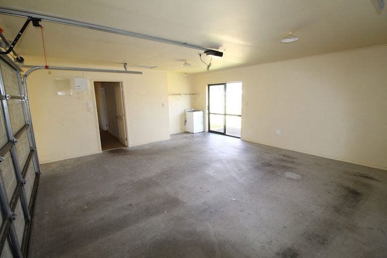 Photo of property in 8a Evanda Crescent, Conifer Grove, Takanini, 2112