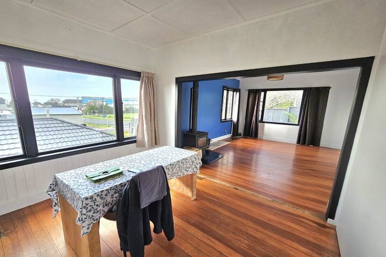 Photo of property in 40 Pioneer Road, Moturoa, New Plymouth, 4310