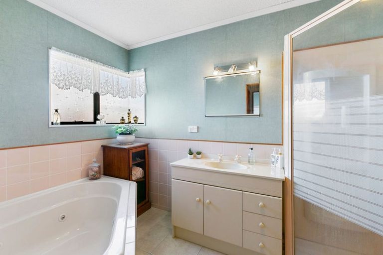 Photo of property in 31 Jans Terrace, Oakura, 4314