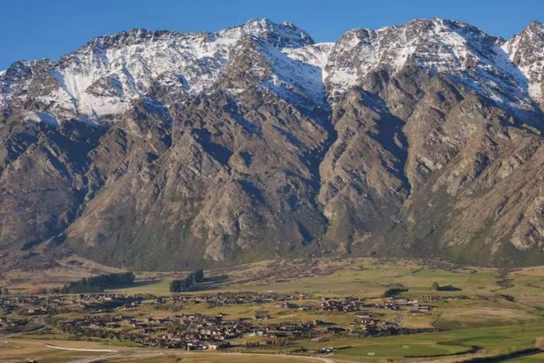 Photo of property in 2 Chapman Way, Jacks Point, 9371