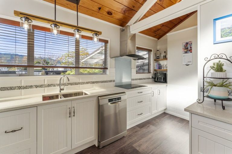 Photo of property in 3 Alexander Street, Waikanae, 5036