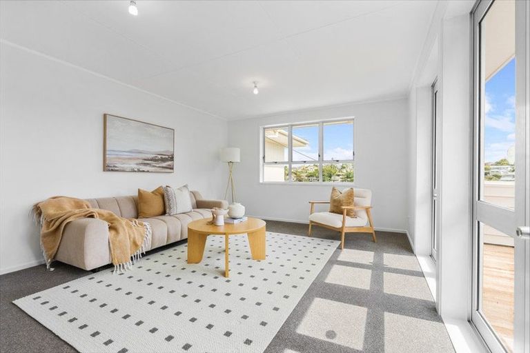 Photo of property in 1 Phillip Parade, Forrest Hill, Auckland, 0620