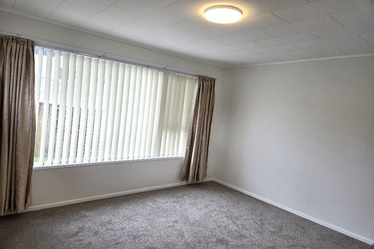 Photo of property in 2/56 Cockayne Crescent, Sunnynook, Auckland, 0620
