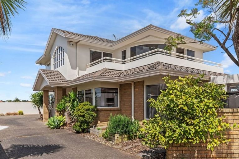 Photo of property in 2/1 Hyde Road, Rothesay Bay, Auckland, 0630