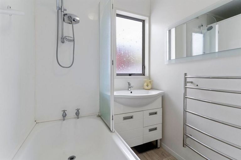 Photo of property in 1/19 Simon Ellice Drive, Bayview, Auckland, 0629