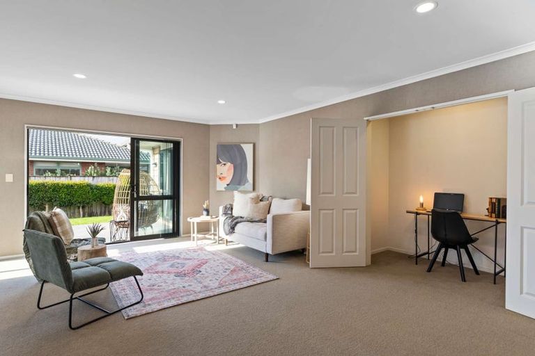 Photo of property in 19 Breaker Grove, Waiuku, 2123