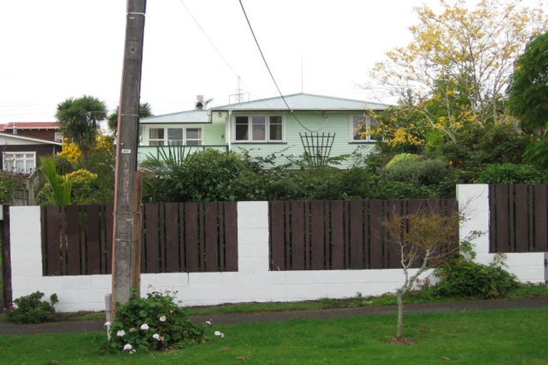 Photo of property in 137 Flanshaw Road, Te Atatu South, Auckland, 0610
