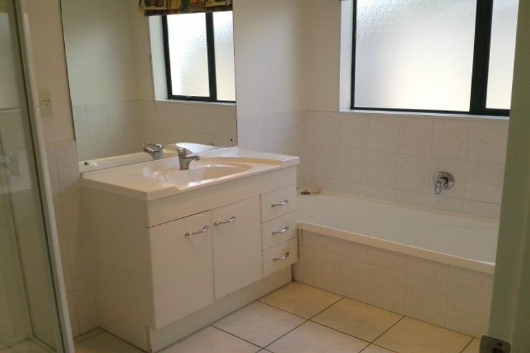 Photo of property in 15 Newry Close, East Tamaki Heights, Auckland, 2016