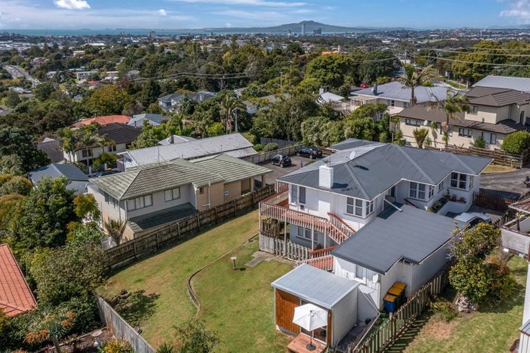 Photo of property in 10 Coronation Road, Glenfield, Auckland, 0627