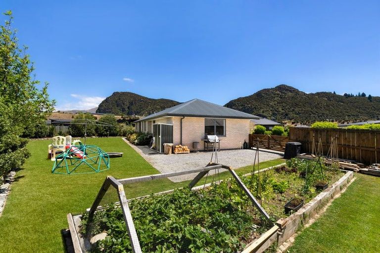 Photo of property in 13 Kingfisher Crescent, Albert Town, Wanaka, 9305