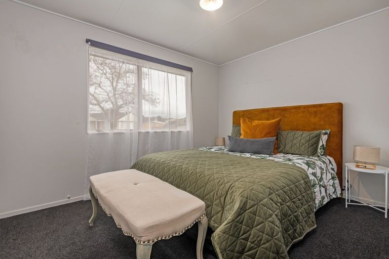 Photo of property in 32 Cumberland Place, Kelvin Grove, Palmerston North, 4414