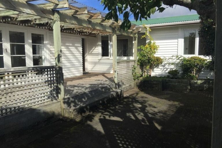 Photo of property in 37a Luckens Road, West Harbour, Auckland, 0618