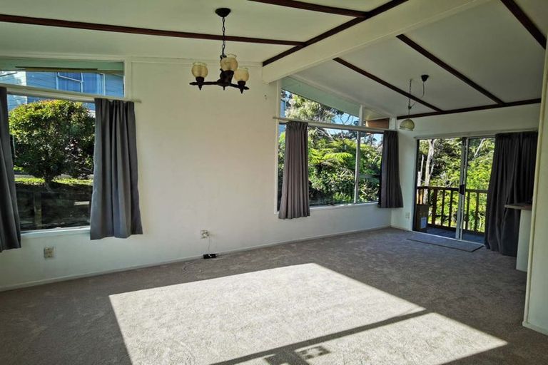 Photo of property in 38 Easton Park Parade, Glenfield, Auckland, 0629