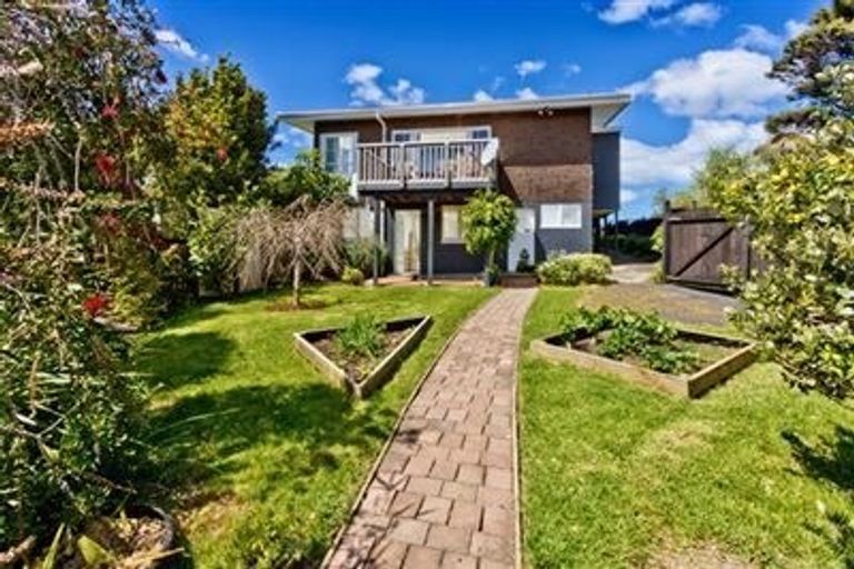 Photo of property in 1/60 Woodlands Crescent, Browns Bay, Auckland, 0630