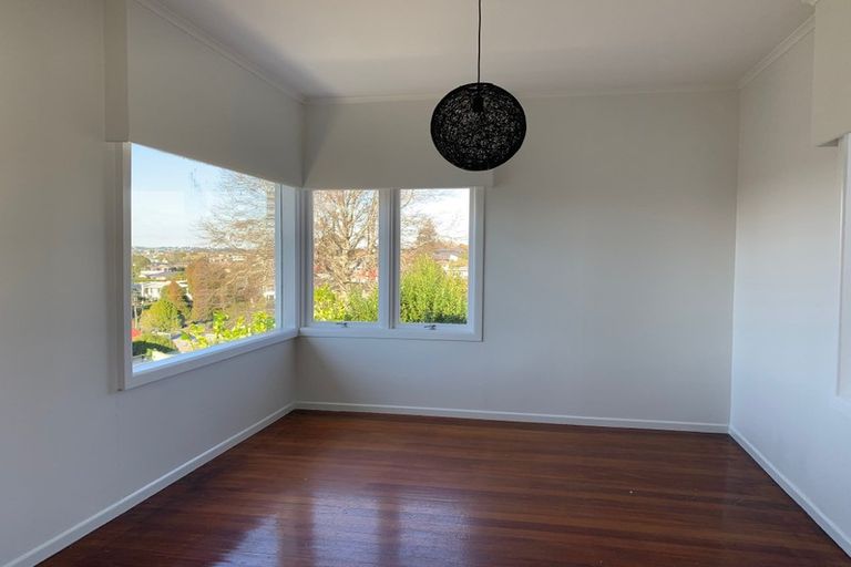 Photo of property in 31 Eastglen Road, Glen Eden, Auckland, 0602