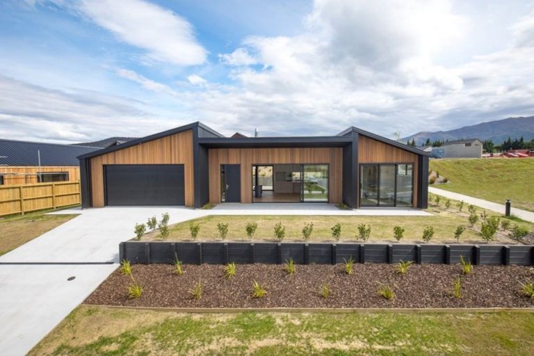 Photo of property in 33 Obelisk Street, Wanaka, 9305
