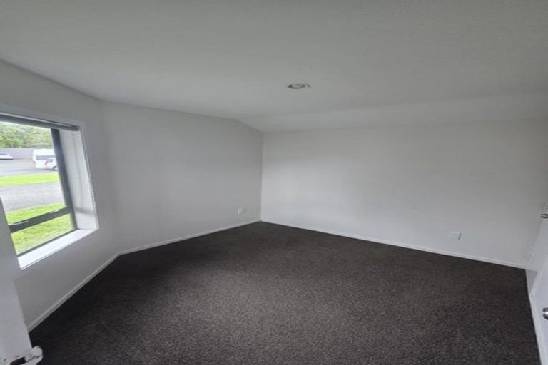 Photo of property in 3/36 John Jennings Drive, Oteha, Auckland, 0632