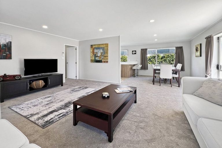 Photo of property in 15 Hocken Place, Mangere Bridge, Auckland, 2022